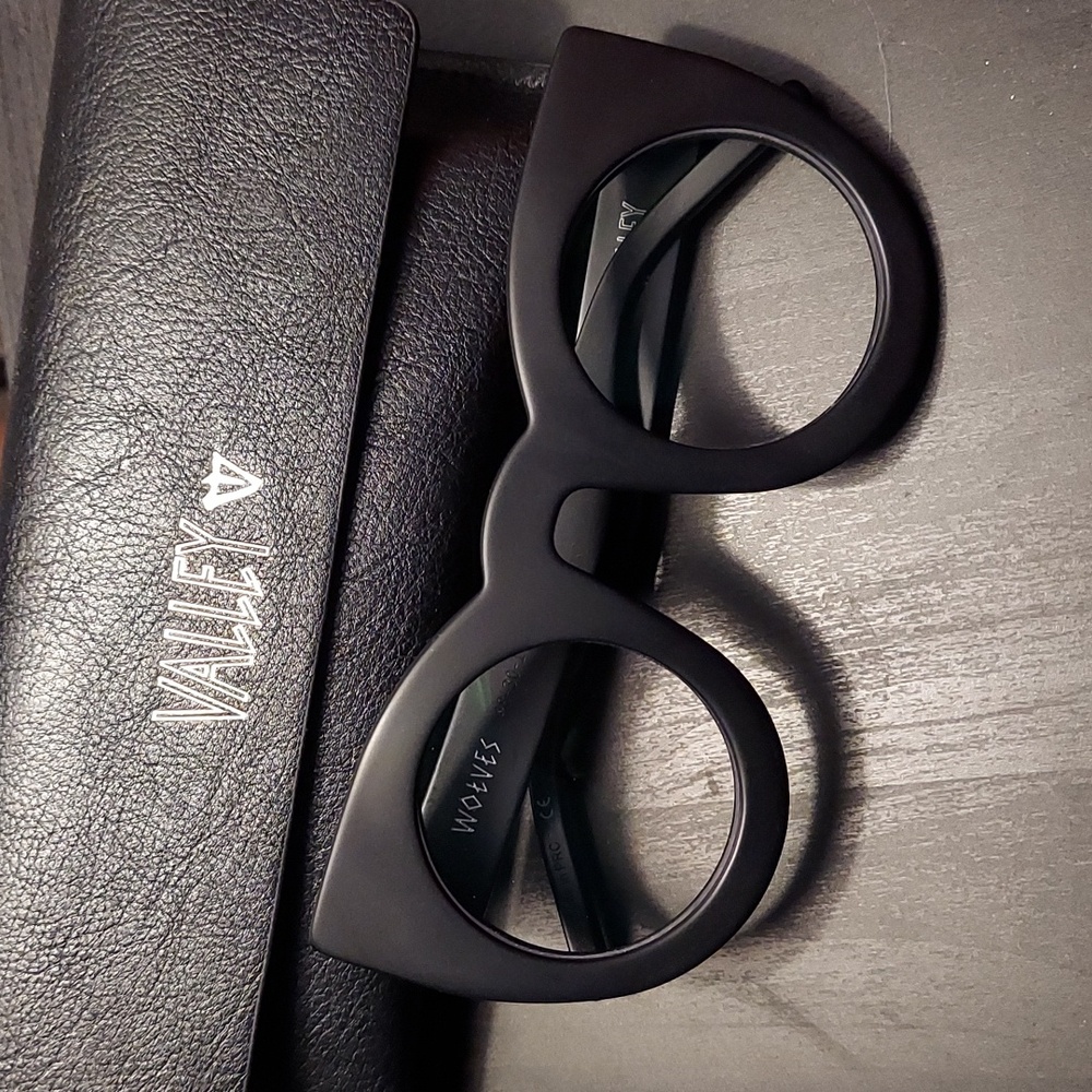 VALLEY EYEWEAR wolves matte black frames